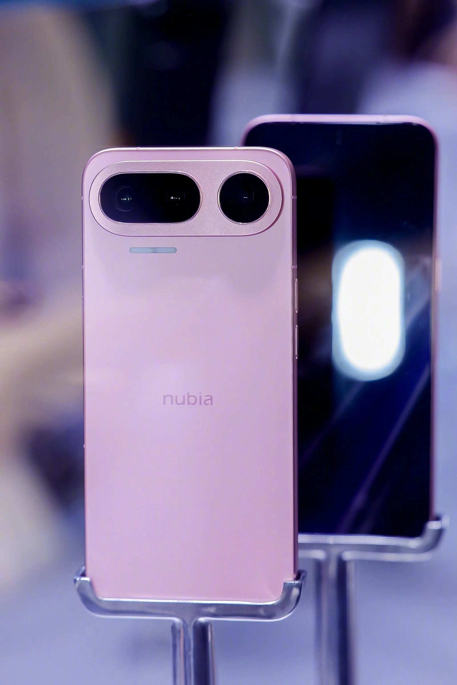 全球首款 AI 智能体手机努比亚 NaviX Ultra 亮相 WAIC,搭载豆包手机助手