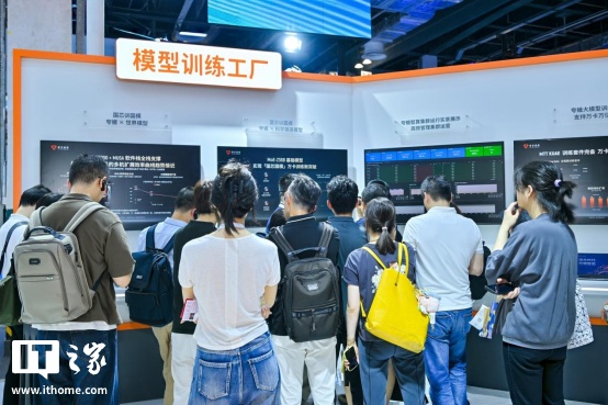 摩尔线程 MTT C256 超节点亮相 WAIC 2026:256 张 GPU 聚合为一台超级计算机