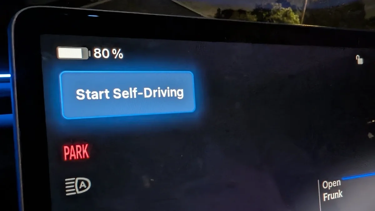特斯拉重启 HW3 车型 FSD v14 Lite 推送，新增驻车免踩刹车、连续驾驶成就等多项功能