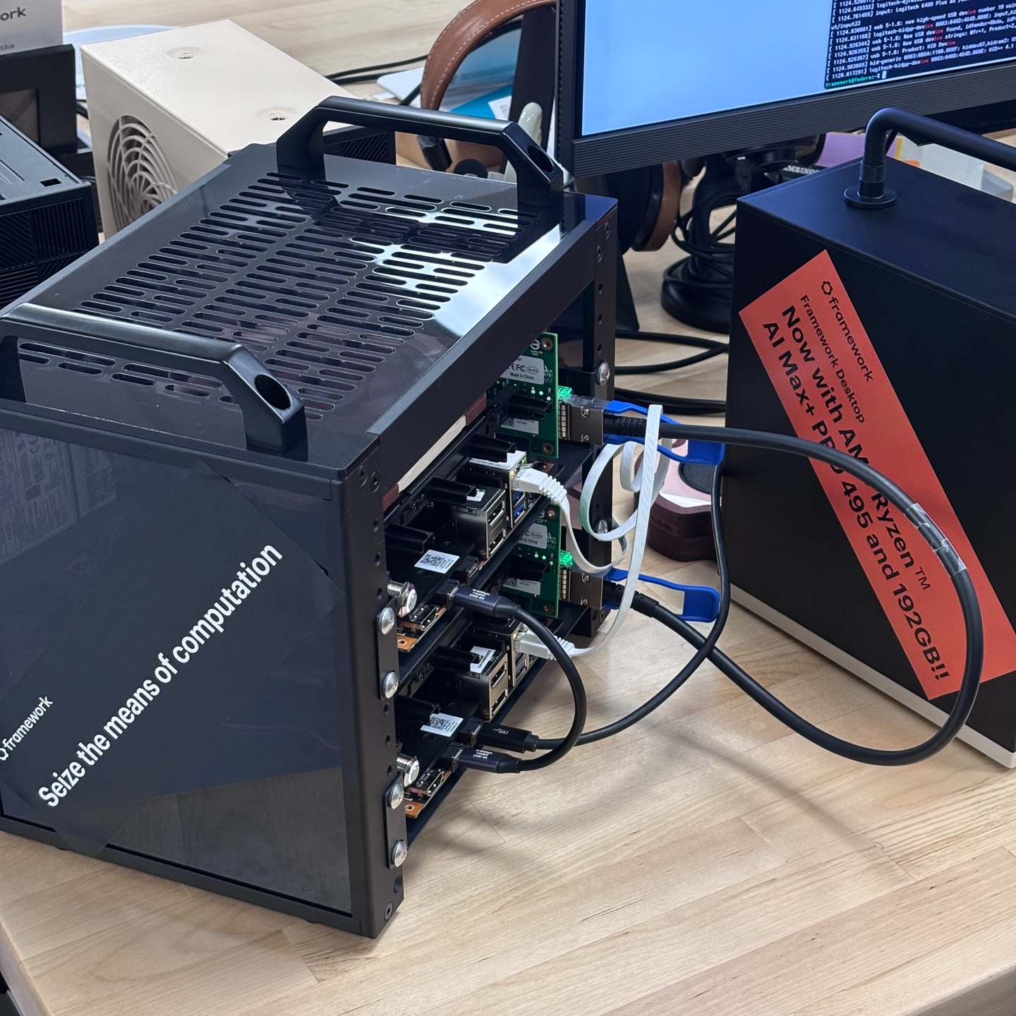 Framework 预览 192GB 内存 AMD 锐龙 AI Max+ PRO 495 迷你主机