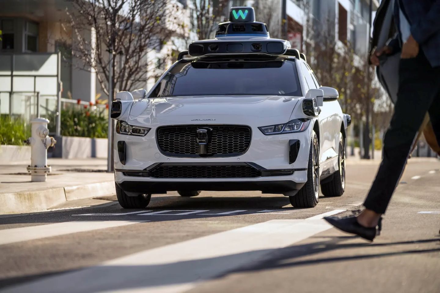 Waymo pianifica di entrare indipendentemente nei mercati di Austin e Atlanta nel 2028, abbandonando la collaborazione con Uber