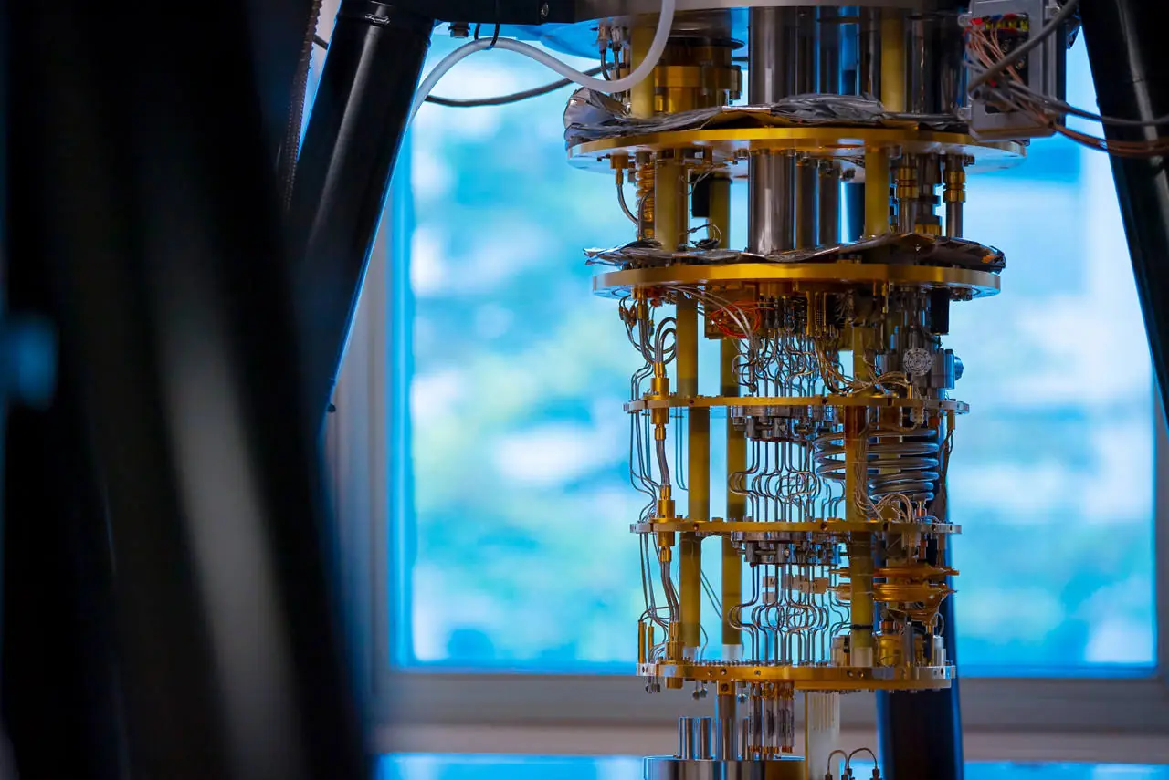 Hitachi, Intel und das Collaborative Innovation Center arbeiten zusammen, um auf Basis von Intel 18A einen Silizium-Quantenchip mit über 100 Qubits zu entwickeln
