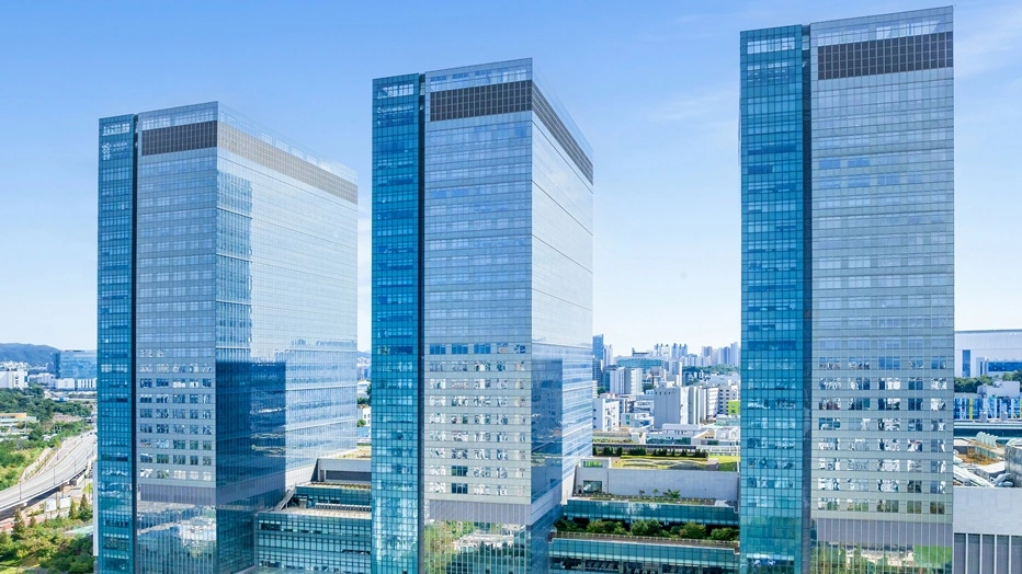 삼성전자는 미스트랄 AI와 전략적 파트너십을 맺고 반도체용 AI 모델을 공동 개발했습니다